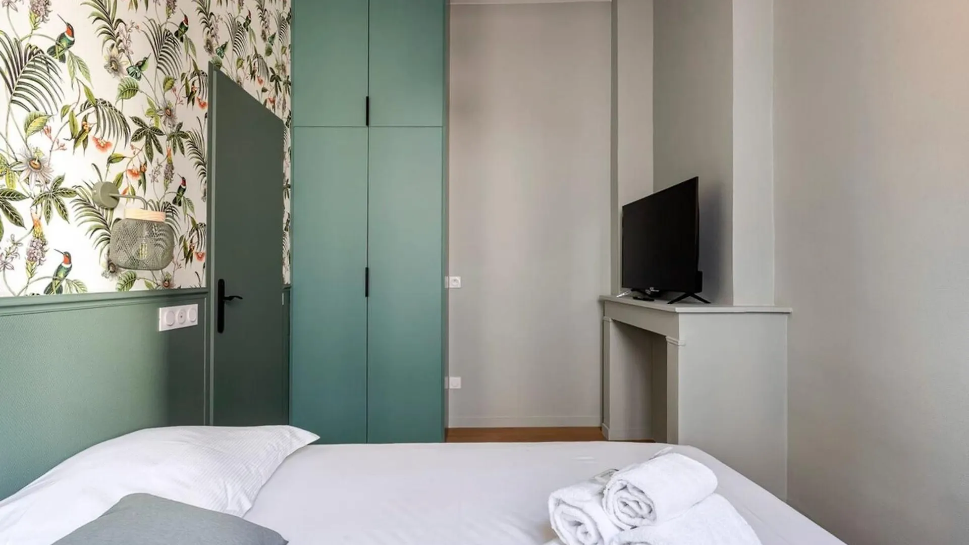 Апартаменты Le Croix-Roussien Cute 1 Bedroom Fully Equipped Лион