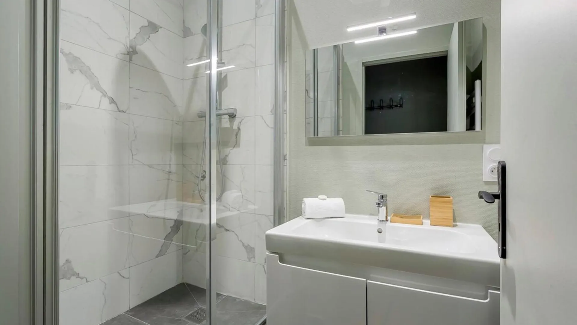 Апартаменты Le Croix-Roussien Cute 1 Bedroom Fully Equipped Лион