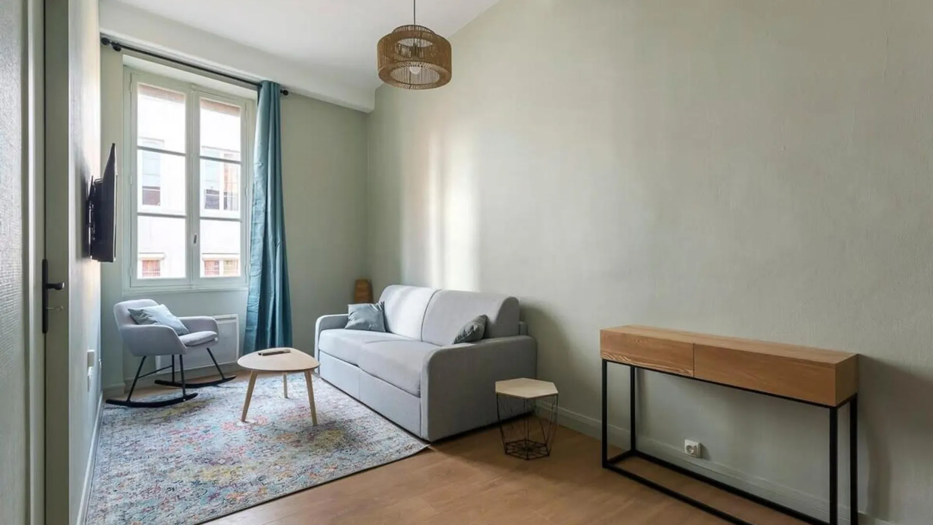 Апартаменты Le Croix-Roussien Cute 1 Bedroom Fully Equipped Лион