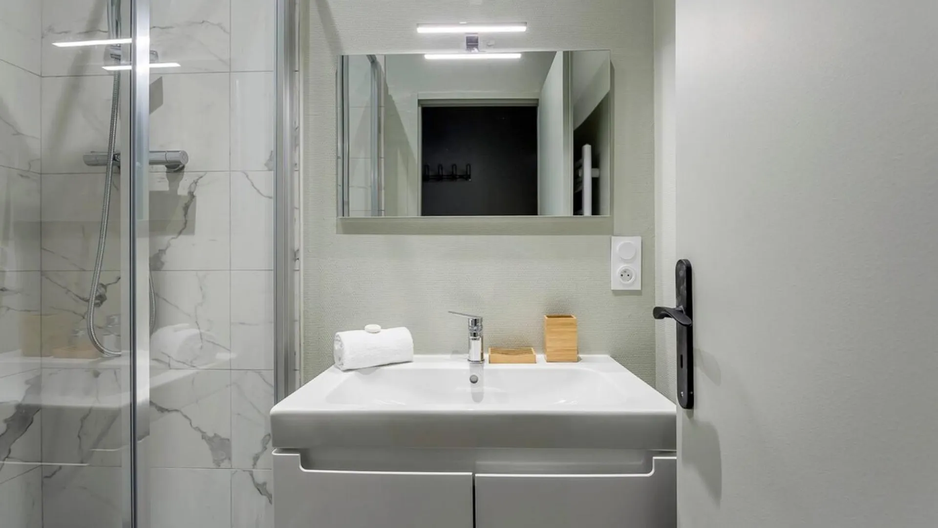 Апартаменты Le Croix-Roussien Cute 1 Bedroom Fully Equipped Лион