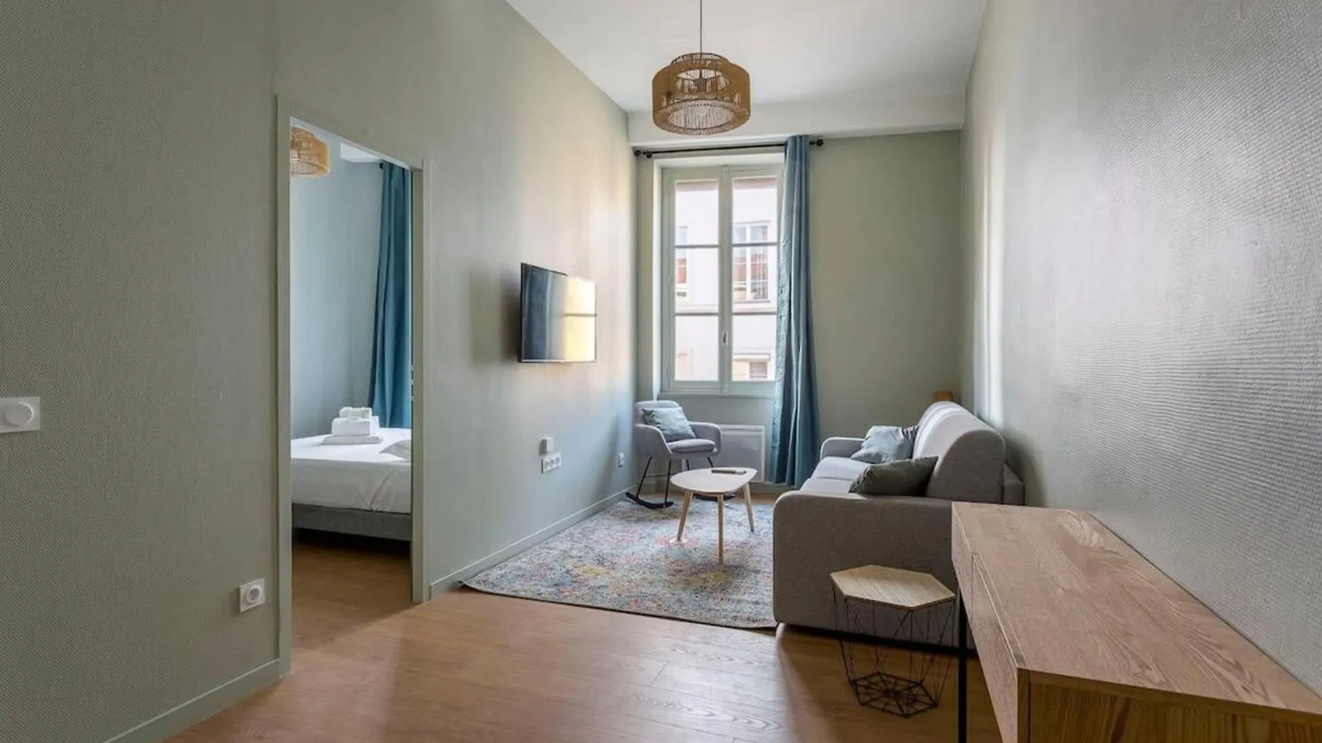 Апартаменты Le Croix-Roussien Cute 1 Bedroom Fully Equipped Лион